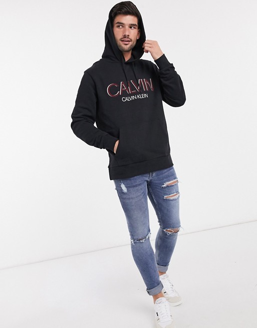Calvin Klein – Czarna bluza z kapturem i dużym kontrastującym cieniowanym logo YRTA