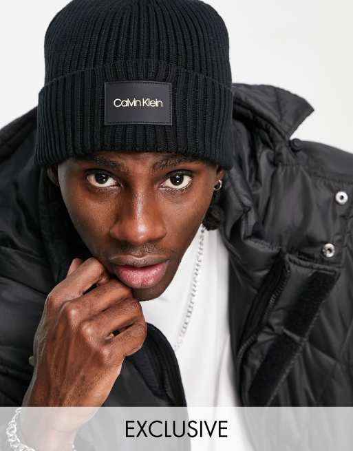 Calvin Klein – Czarna czapka beanie z gumowym logo – Tylko w ASOS
