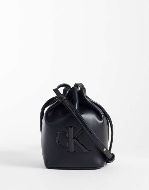 Calvin Klein – Czarna mała torebka crossbody typu bucket z dużym logo - view 1