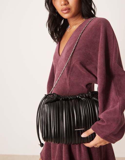 Calvin Klein – Czarna plisowana torebka na ramię ściągana sznurkiem, 4 z 4
