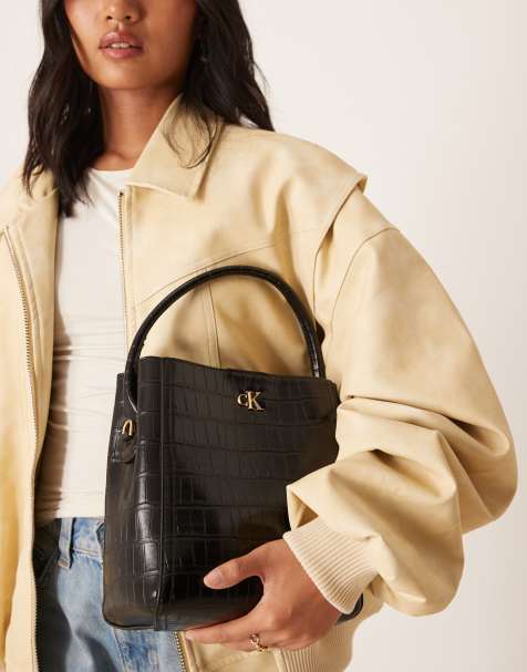 Calvin Klein – Czarna torebka typu bucket ze wzorem skóry krokodyla - view 1