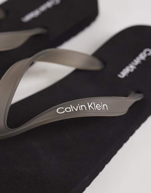 Calvin Klein – Czarne klapki japonki z transparentnymi paskami, 2 z 4
