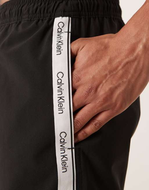 Calvin Klein – Czarne ściągane na sznurek szorty kąpielowe z taśmą, 3 z 4