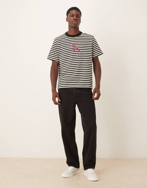 Calvin Klein – Czarny T-shirt w paski z logo z monogramem, 2 z 5