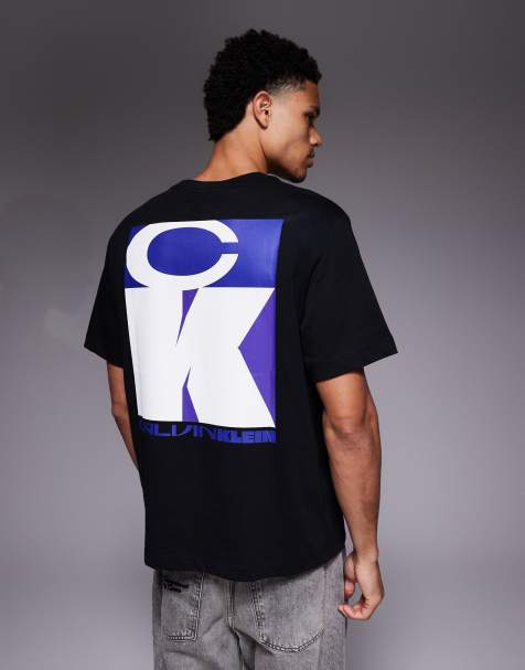 Calvin Klein – Czarny T-shirt z grafiką na plecach - view 1