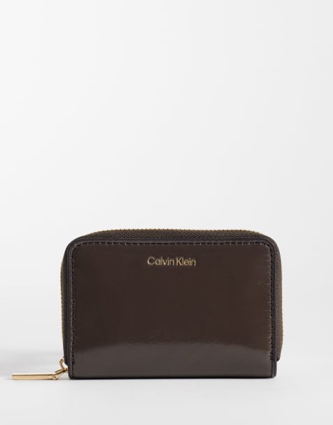 Calvin Klein – Czekoladowobrązowa błyszcząca portmonetka zapinana na zamek z foliowym logo - view 1