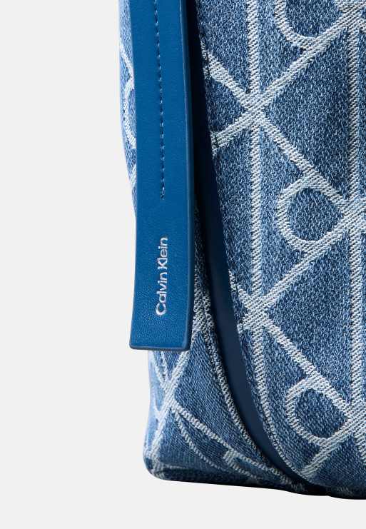 Calvin Klein Denim-Bucket-Bag mit Allover-Emblem-Print in Blue Wash, 4 von 4