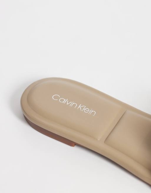 Calvin Klein – Eckige Sandalen aus Wildleder in Beige, 4 von 4