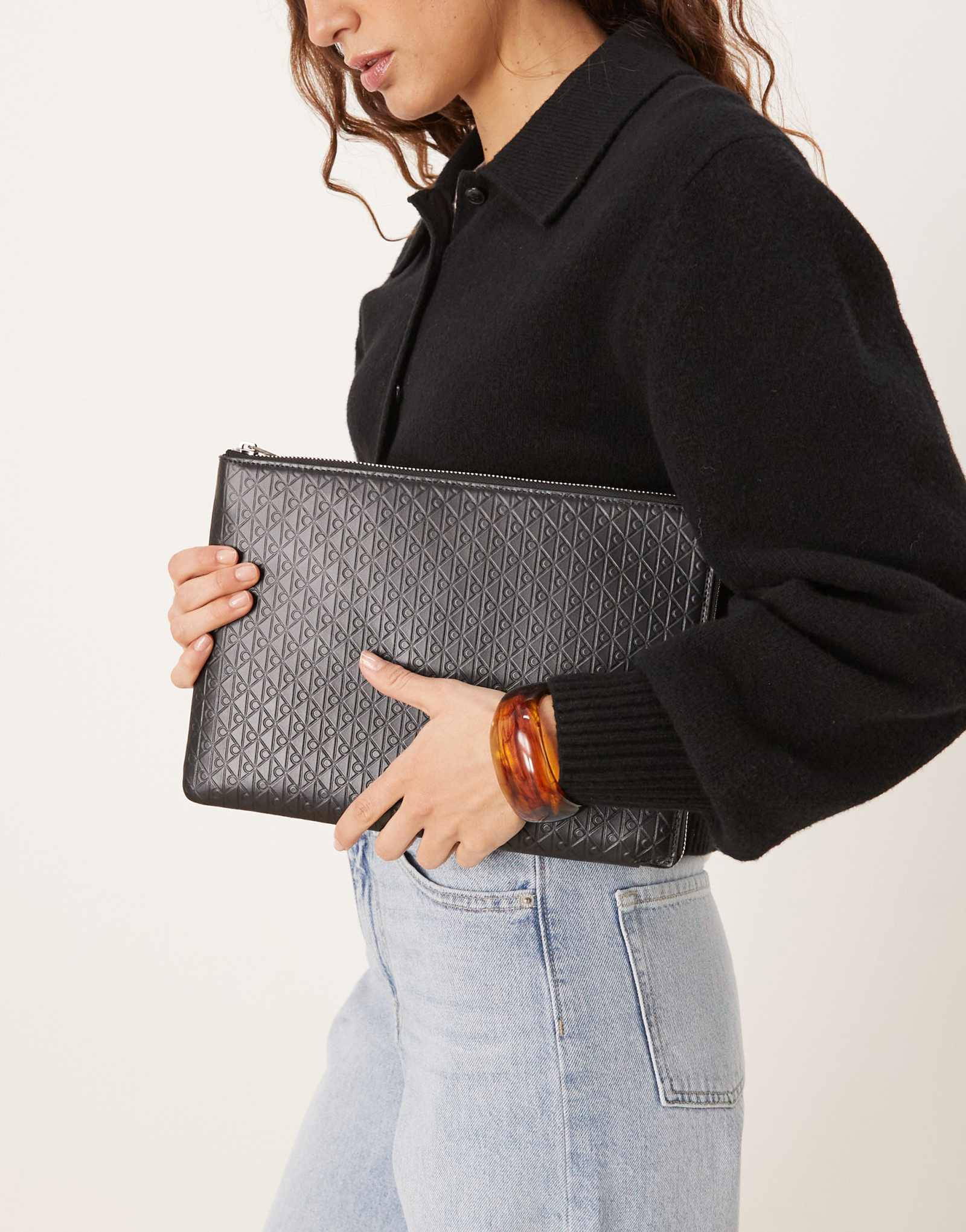 Черный клатч-сумка с тиснением эмблемы Calvin Klein