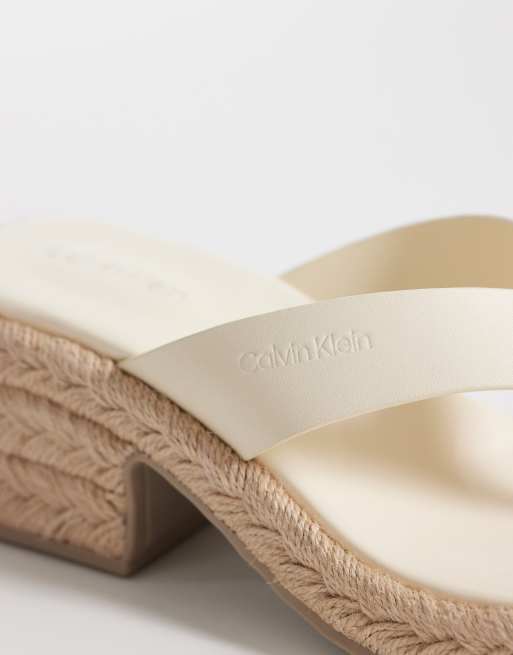 Calvin Klein – Espadrille-Sandalen in Beige mit Zehensteg und Blockabsatz, 2 von 4