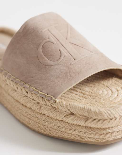 Calvin Klein – Espadrilles-Sandalen aus Nubukleder in Beige mit flacher Plateausohle, 2 von 4