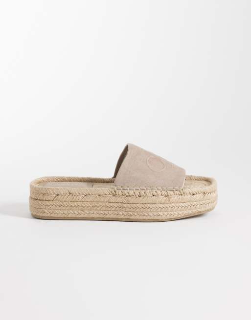 Calvin Klein – Espadrilles-Sandalen aus Nubukleder in Beige mit flacher Plateausohle, 3 von 4