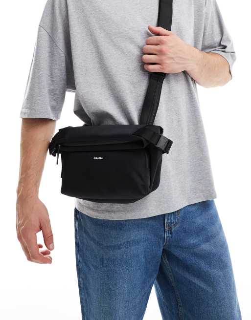 Calvin Klein – Essential – Umhängetasche aus Funktionsstoff in Schwarz
