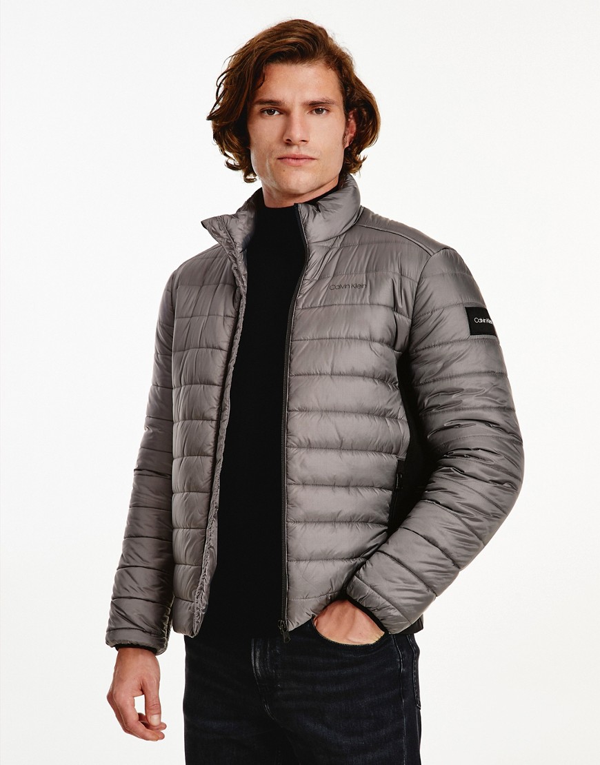 Calvin Klein - Essentials - Lichtgewicht gewatteerd jack met logo aan de zijkant in grijs