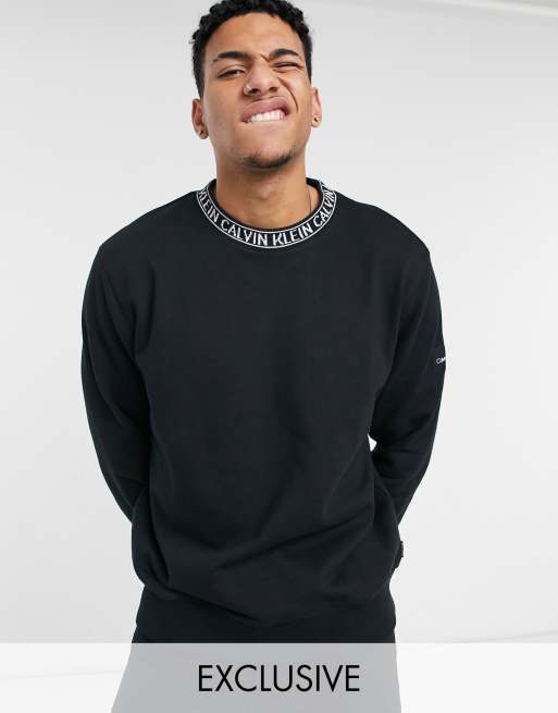 Calvin Klein - Exclusivité ASOS - Sweat décontracté à logo sur l'encolure - Noir CK