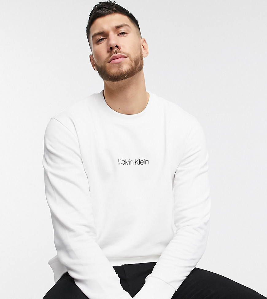 Calvin Klein - Felpa bianca con logo centrale - In esclusiva per ASOS-Bianco