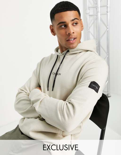 Calvin Klein - Felpa con cappuccio color pietra con logo rovesciato sul petto in esclusiva per ASOS