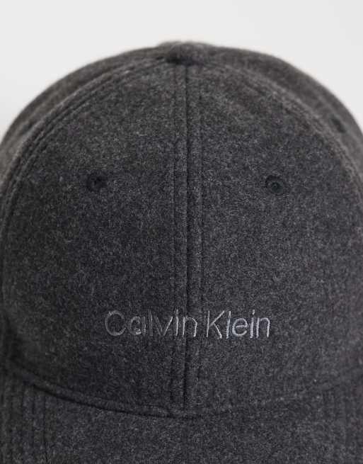 Calvin Klein filtmössa med broderad logga i kolgrå, 3 av 3