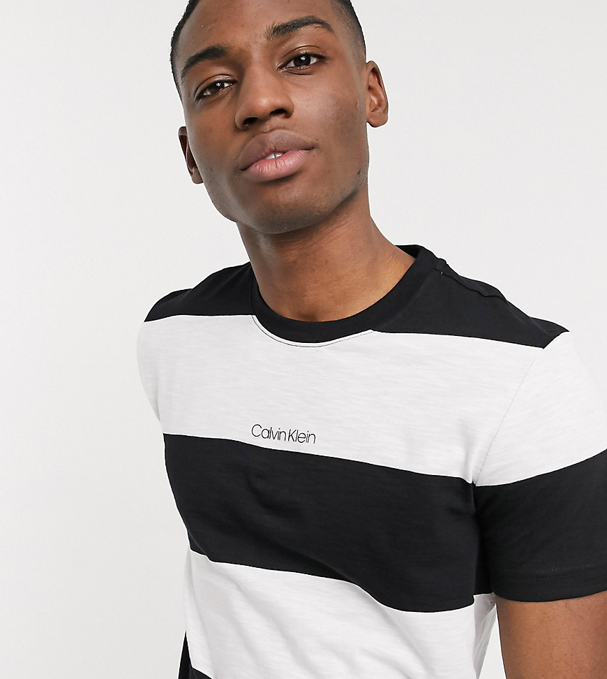 Calvin Klein - Flerfarvet stribet t-shirt med logo på brystet - Kun hos ASOS-Sort