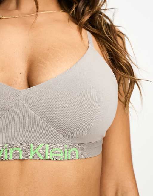 Calvin Klein - Future Shift - Ongevoerde bralette met contrasterend logo op de tailleband in grijs, 2 van 4