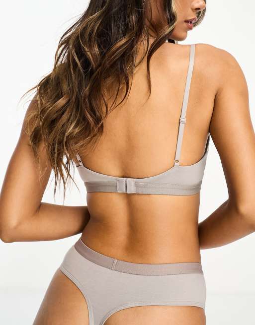 Calvin Klein - Future Shift - Ongevoerde bralette met contrasterend logo op de tailleband in grijs, 3 van 4