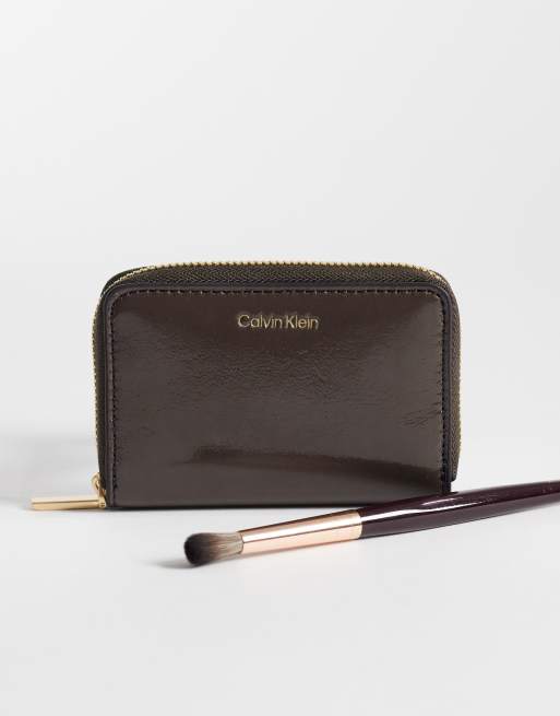 Calvin Klein – Geldbörse in glänzendem Schokobraun mit Reißverschluss und Folienlogo, 3 von 4
