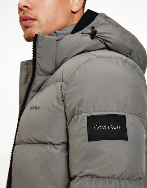 Calvin Klein - Gewatteerd puffer jack van gekreukeld nylon met afneembare capuchon in grijs, 2 van 4