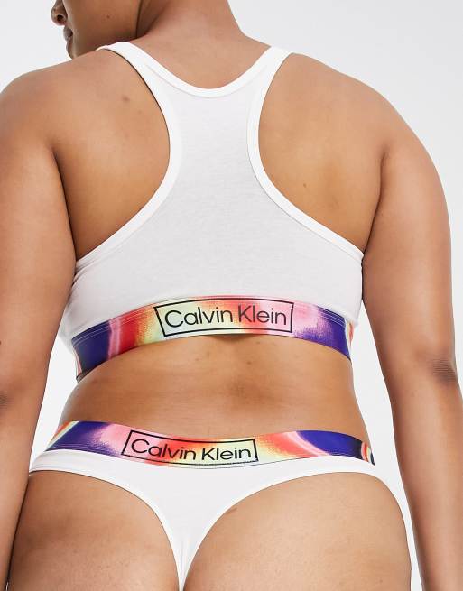 Calvin Klein Grande taille Reimagined Pride String en coton melange Blanc WHITE ASOS