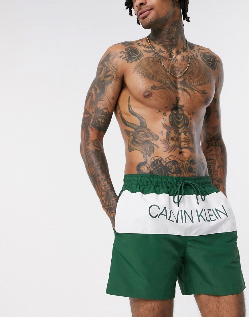 Calvin Klein – Gröna badshorts i återvunnet material med logga