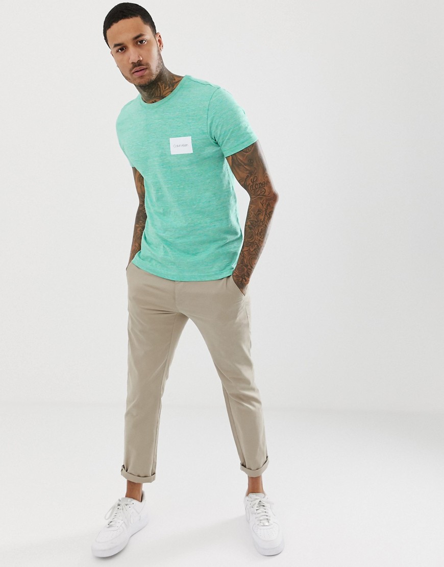 Calvin Klein – Grönmelerad t-shirt med rund halsringning och logga