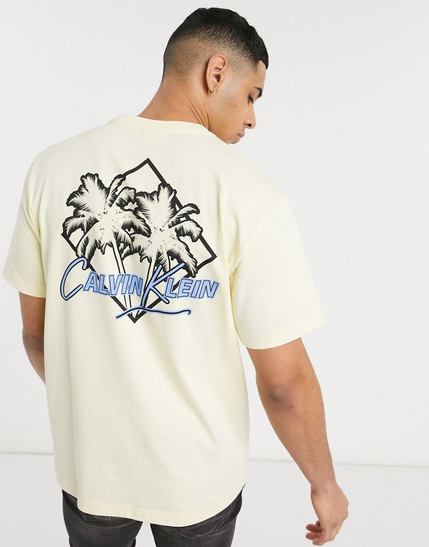 Calvin Klein – Gul t-shirt med palmtryck baktill