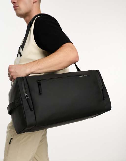 Calvin Klein – Gummierte Reisetasche in Schwarz