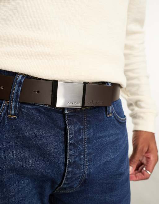 Calvin Klein – Gürtel in Braun mit abgeschrägter Plakette