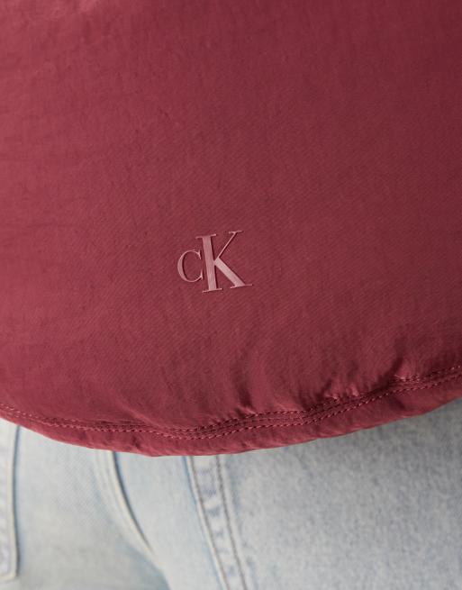 Calvin Klein – Halbmondförmige Tasche aus Nylon-Cord in Burgunderrot, 4 von 4