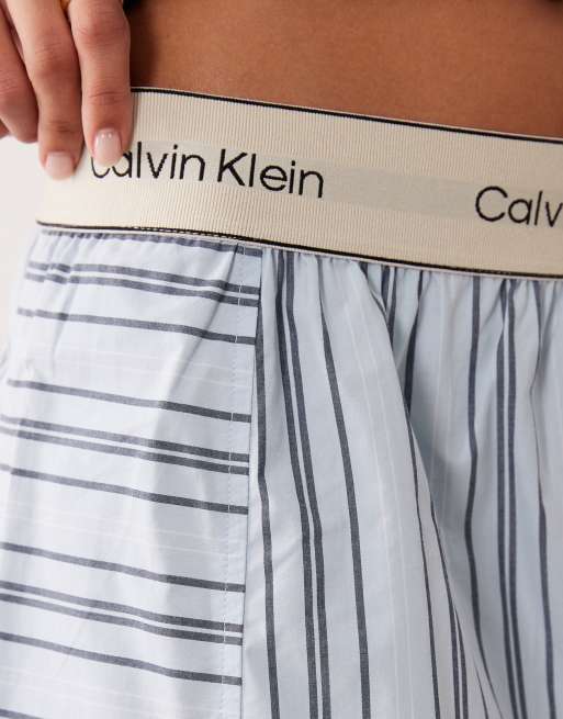 Calvin Klein – Heritage – Shorts aus Baumwollpopeline in Blau gestreift mit Logobund, 5 von 5