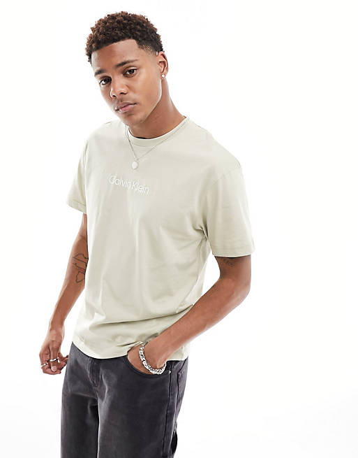 Calvin Klein – Hero Comfort – Bequemes T-Shirt in Creme mit Logo | ASOS