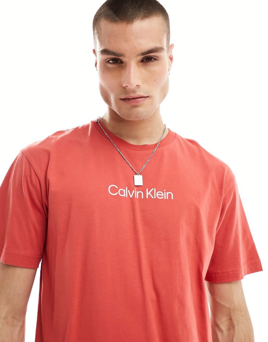 calvin klein - hero - comfort - korallröd t-shirt med logga-orange
