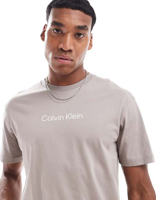 Calvin Klein - Hero - Lys beige T-shirt i komfortabel pasdorm med logo