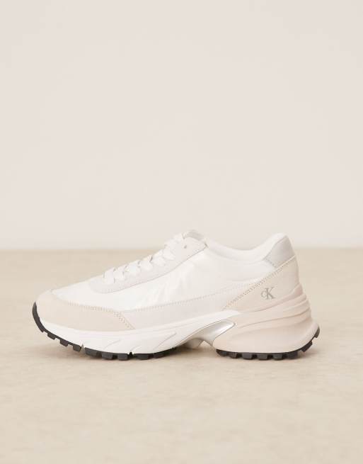 Calvin Klein – Hike Runner – Biało-srebrne buty sportowe z nylonu, 2 z 5