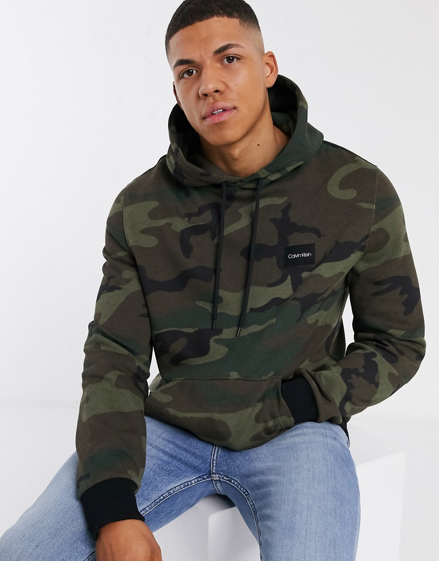 Calvin Klein - hoodie met camouflageprint en logo op de borst in groen
