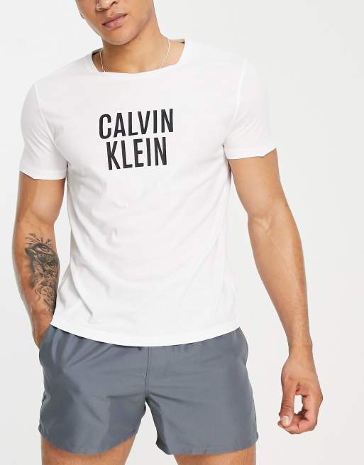 Calvin Klein - Hvid svømme-T-shirt i afslappet pasform med logo på brystet