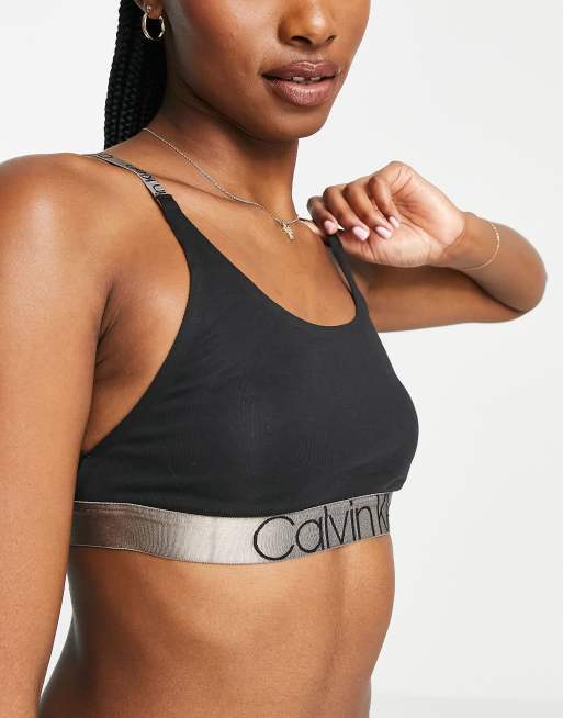 Calvin Klein – Icon – Czarna trójkątna braletka z lekką podszewką i metaliczną taśmą z logo