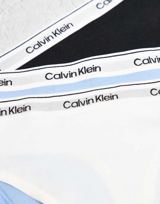 Calvin Klein – Icon Logo – Zestaw 3 par stringów w kolorach czarnym, białym i niebieskim, 2 z 3