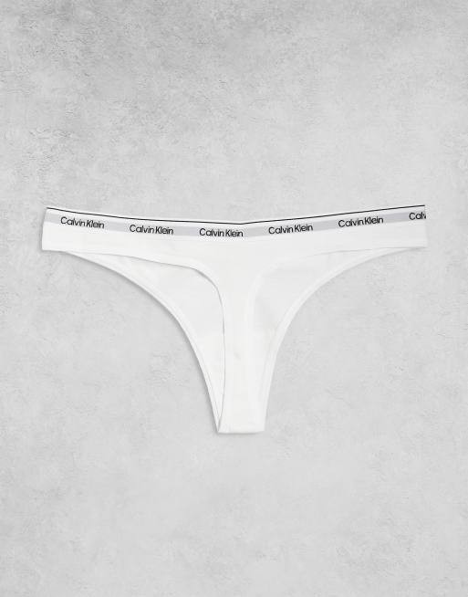 Calvin Klein – Icon Logo – Zestaw 3 par stringów w kolorach czarnym, białym i niebieskim, 3 z 3