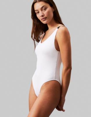 Calvin Klein - Intense Power - Badeanzug in strahlendem Weiß mit tiefem Rückenausschnitt