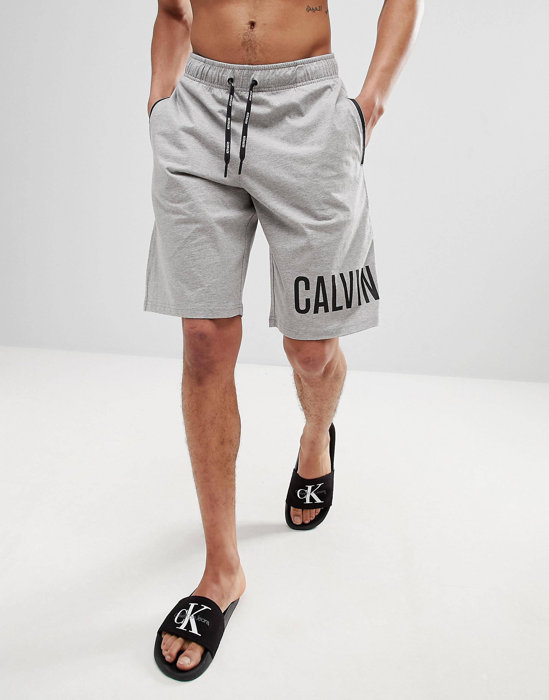 Шорты calvin. Шорты спортивные мужские Calvin Klein Jeans. Шорты Calvin Klein мужские трикотажные. Шорты Calvin Klein мужские серые. Шорты мужские оверсайз Кельвин Кляйн.