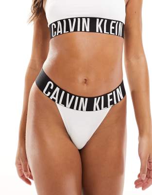 Calvin Klein - Intense Power - Mikro-Stringtanga mit hohem Beinausschnitt in Weiß