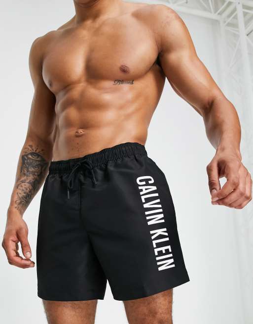 Calvin Klein – Intense Power – Mittellange Badeshorts in Schwarz mit großem seitlichem Logo