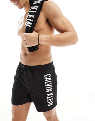 Calvin Klein – Intense Power – Mittellange Badeshorts in Schwarz mit ...