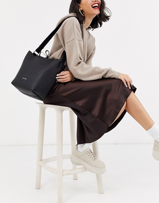Calvin Klein Isa reversible bucket bag in black